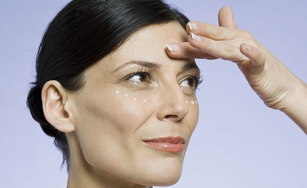 elegir el mejor contorno de ojos para mujeres mayores de 50 años